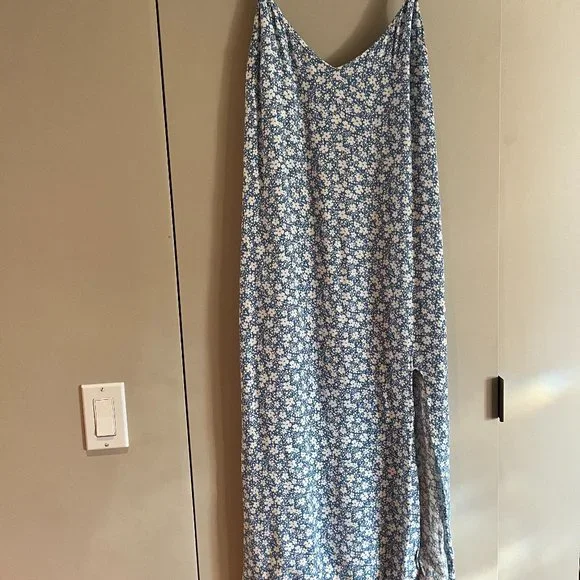 reformation blue and white floral dress Reformation Floral Ruffle Dress – RefindNYC by Housing Works